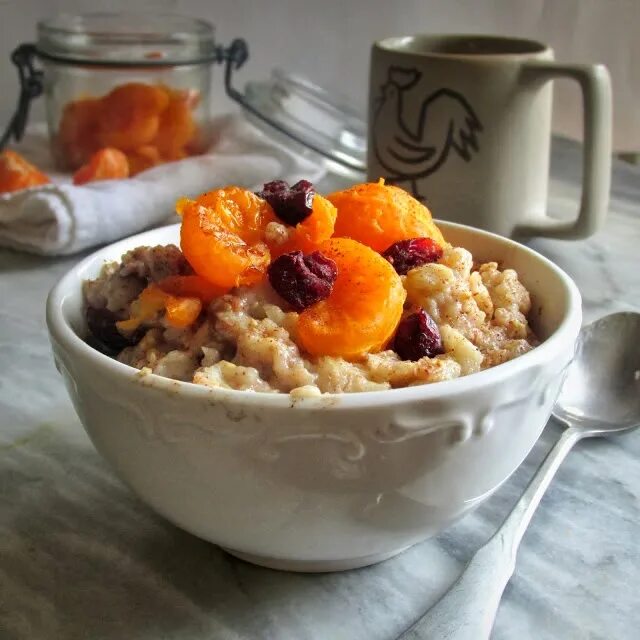 Каша с курагой рецепт. Геркулесовая каша на молоке с сухофруктами. Пшенная каша с курагой. Овсяная каша с сухофруктами. Овсяная каша с курагой.