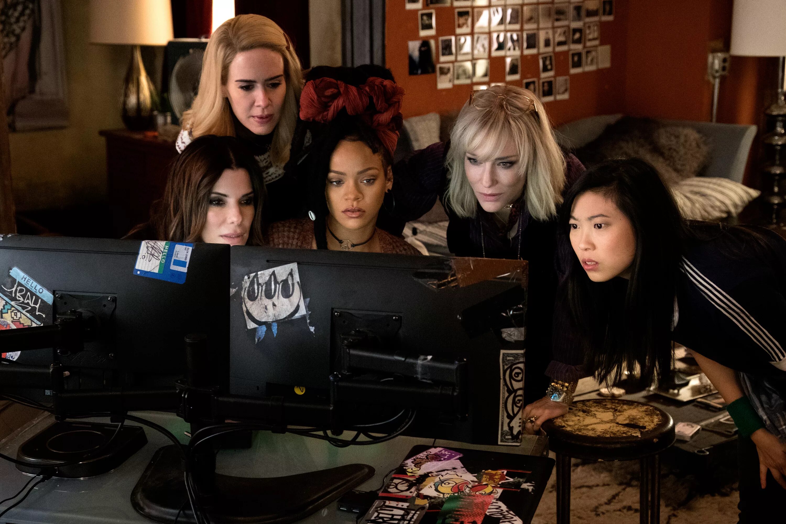 Фильм 12 подруг оушена. Ocean's 8 plot. Сандра буллок 8 подруг оушена. 13 сестер оушена. 8 подруг.