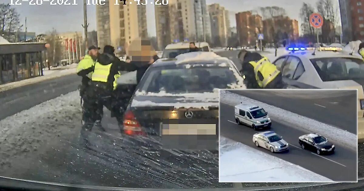 В очередной раз победа. Чаплин убегает от полиции видео. Дорожная камера убегает от полиции видео.