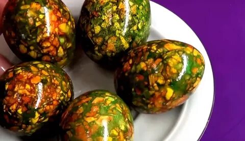 Покраска яиц зеленкой