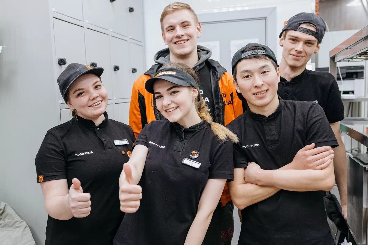 Работа курьером в додо пицца. Додо форма сотрудников. додо пицца форма сотрудников. униформа додо. форма персонала додо пицца.