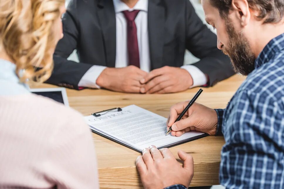 заключение сделки. человек который заключает сделки. заключение договора. человек подписывает бумаги. юридическая консультация.