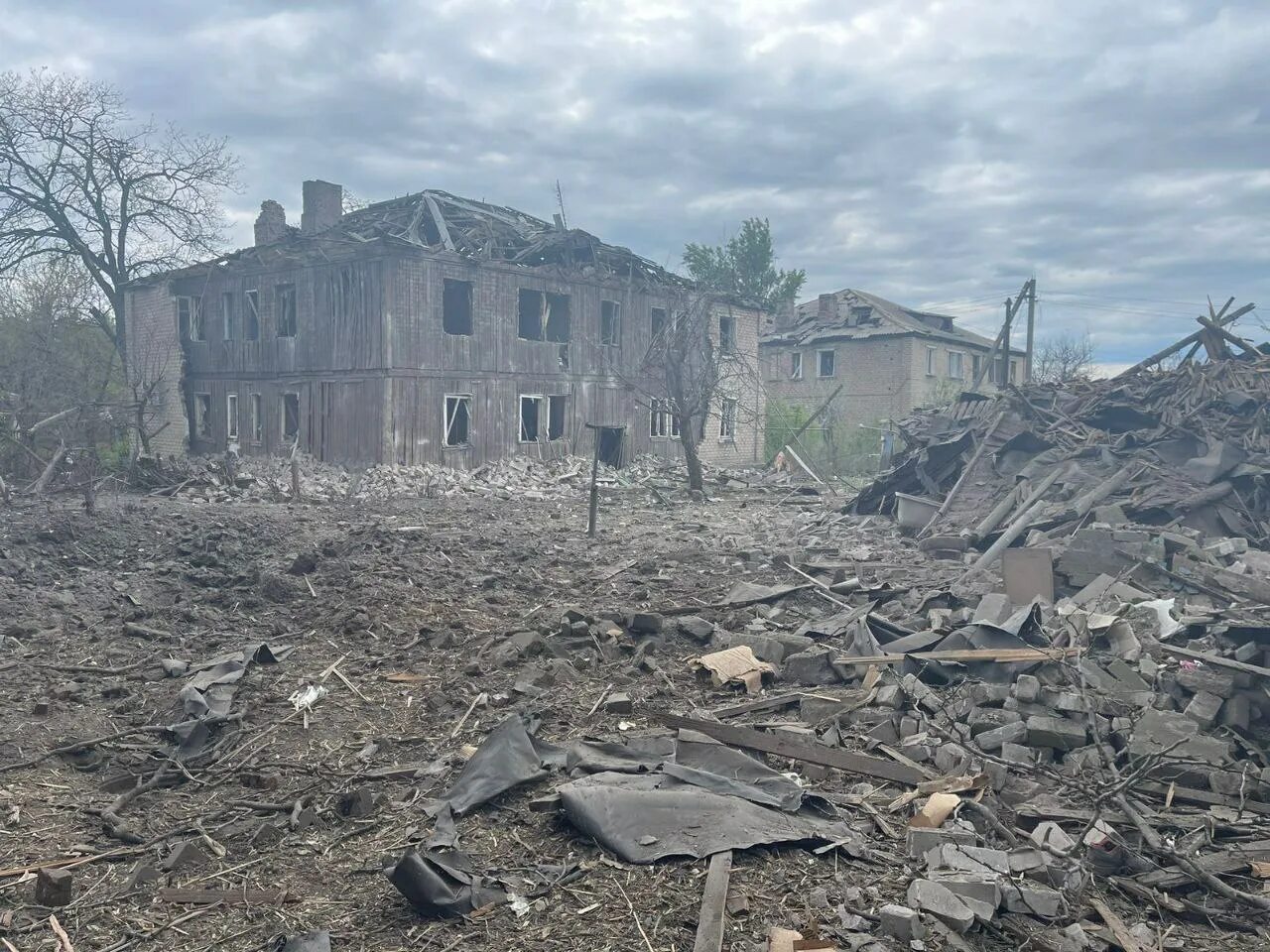 Декабрь 2023 года обстрел. Разрушенный дом. Разрушенные города Украины. Разрушенные дома в Украине. Разрушенный город.