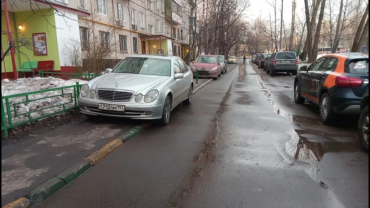 Парковка на тротуаре во дворе жилого дома. Парковка на тротуаре. Парковка во дворе. Наставленные машины во дворе. Машина припаркована на тротуаре.