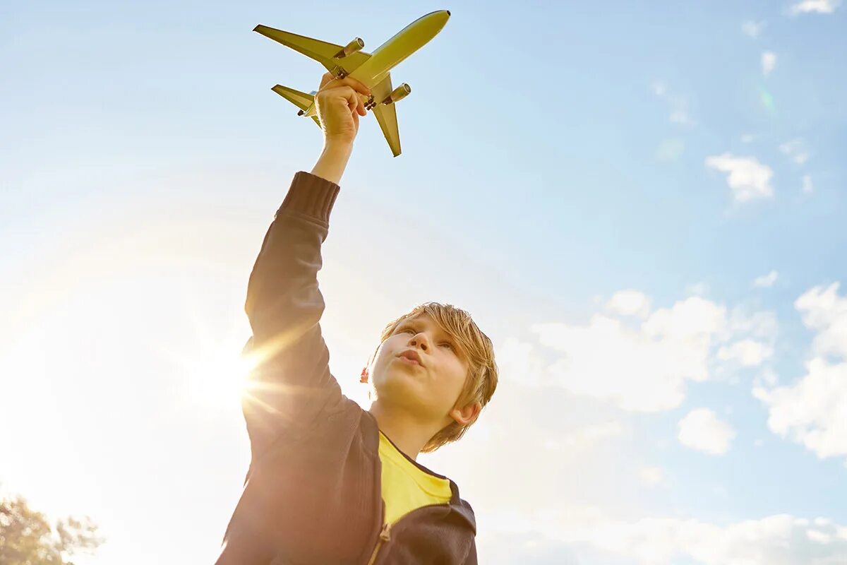 More people are flying. Для мальчиков самолёты. Мальчик с самолетиком. Самолет для детей. Мальчик с самолетом в руках.