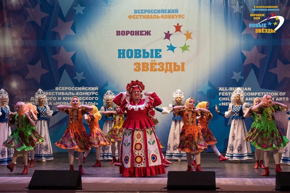 стронгвотер рождественская звезда. дети находят подарки под елкой. новогодний интерьер. новогодние подарки для мальчиков. рождественский фондом.