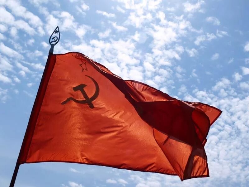 Красный флаг СССР. Флаг СССР на древке. Красный стяг СССР. Знамя СССР на флагштоке.