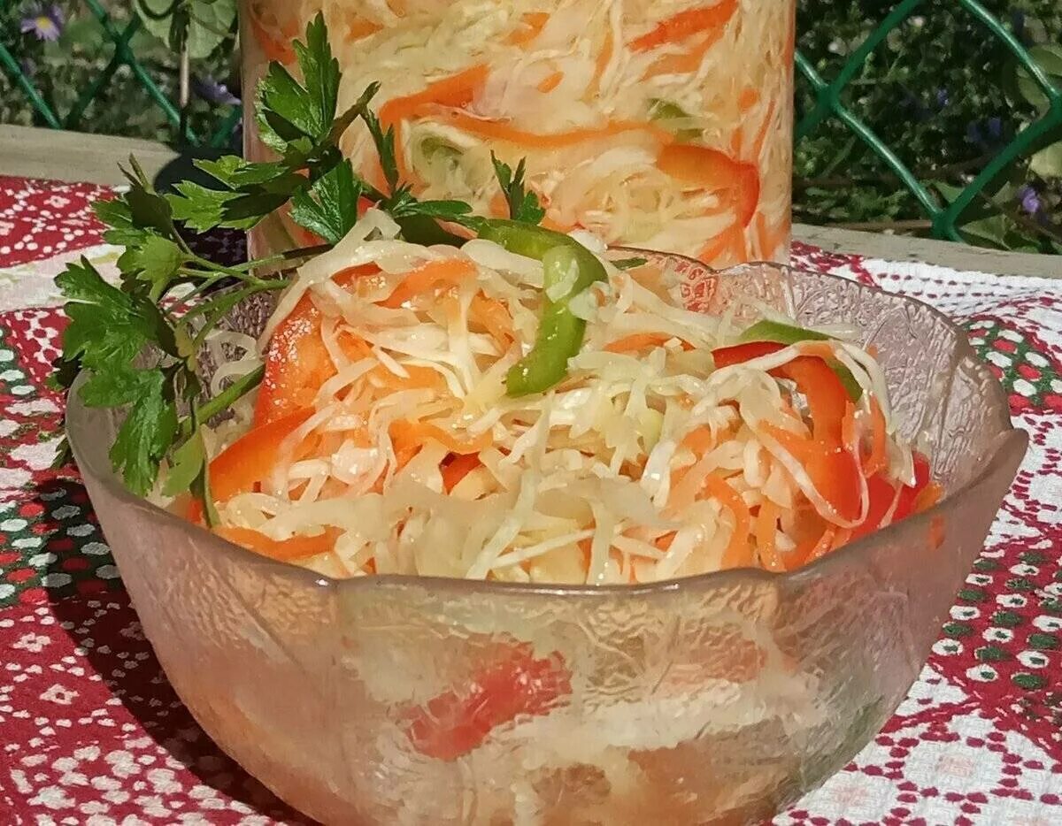 Вкусный капустный. Зимний салат из капусты. Салат с капустой на зиму. Салат осенний на зиму. Капустный салат на зиму.