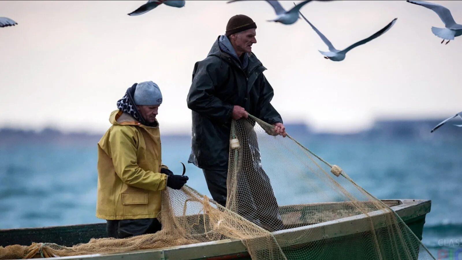 моряк на сейнере. дети рыбачат рисунок. Charles napier hemy (1841-1917). рыбаки в море. рыбаки в море.