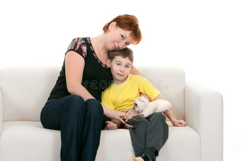 Мать сидит с сыном на диване. Мама сидит на сыне. Мать сидит на сыне.