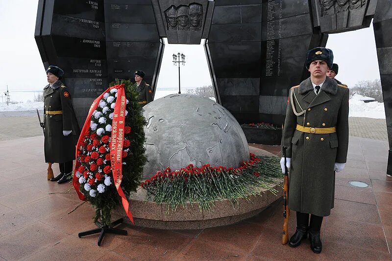 Памяти погибших в локальных конфликтах. Уссурийск памятник воинам интернационалистам. Памятники воинам в Хабаровск. Монумент воинам, погибшим в локальных войнах в Уссурийске. Памятник погибших в Великой Отечественной войны в Хабаровске.