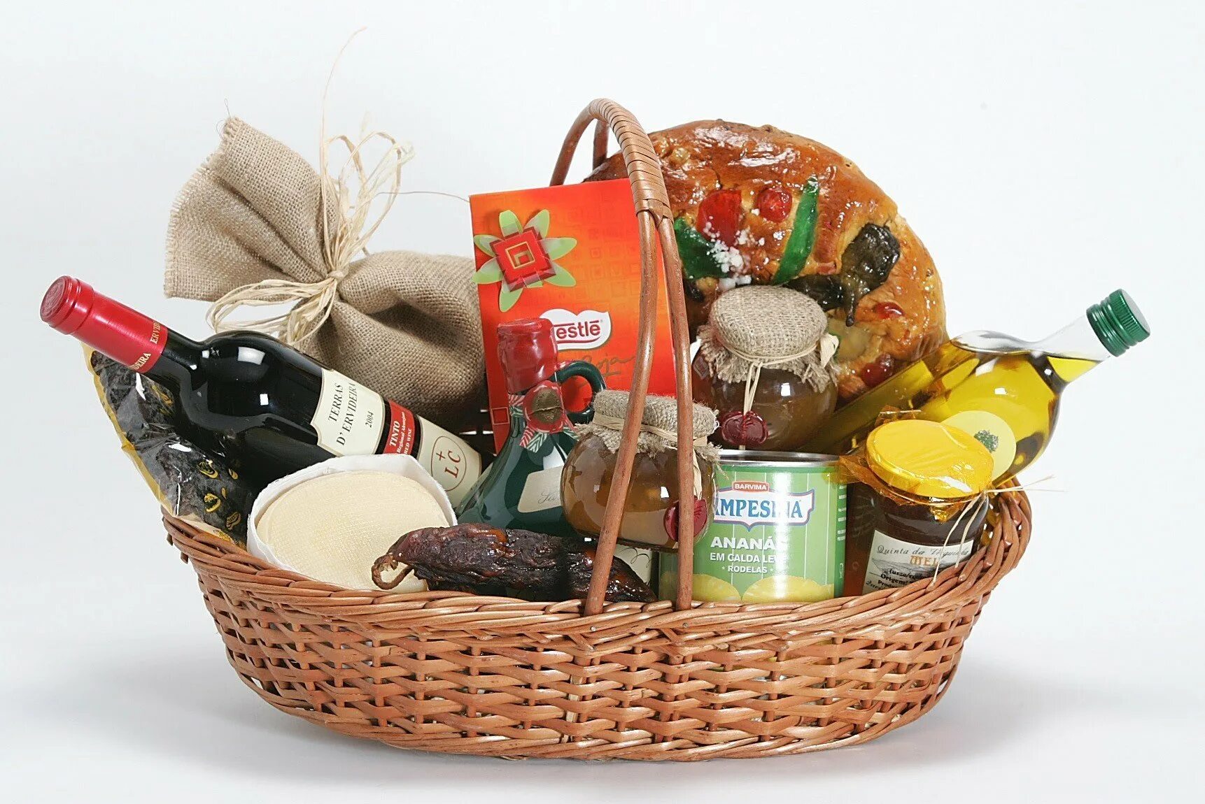 Сладости в плетеной корзине. Пасхальная корзина. Кладите в корзину. Ложите яйца в разные корзины. Подарочная корзина с продуктами.