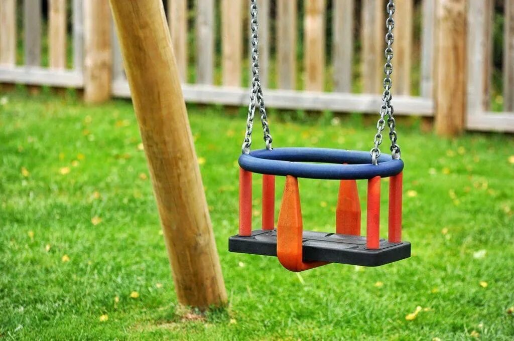 Качели во дворе. Качели деревянные детские. Ребенок катается на качелях детская площадка. Качели. Качели чикко уличные.