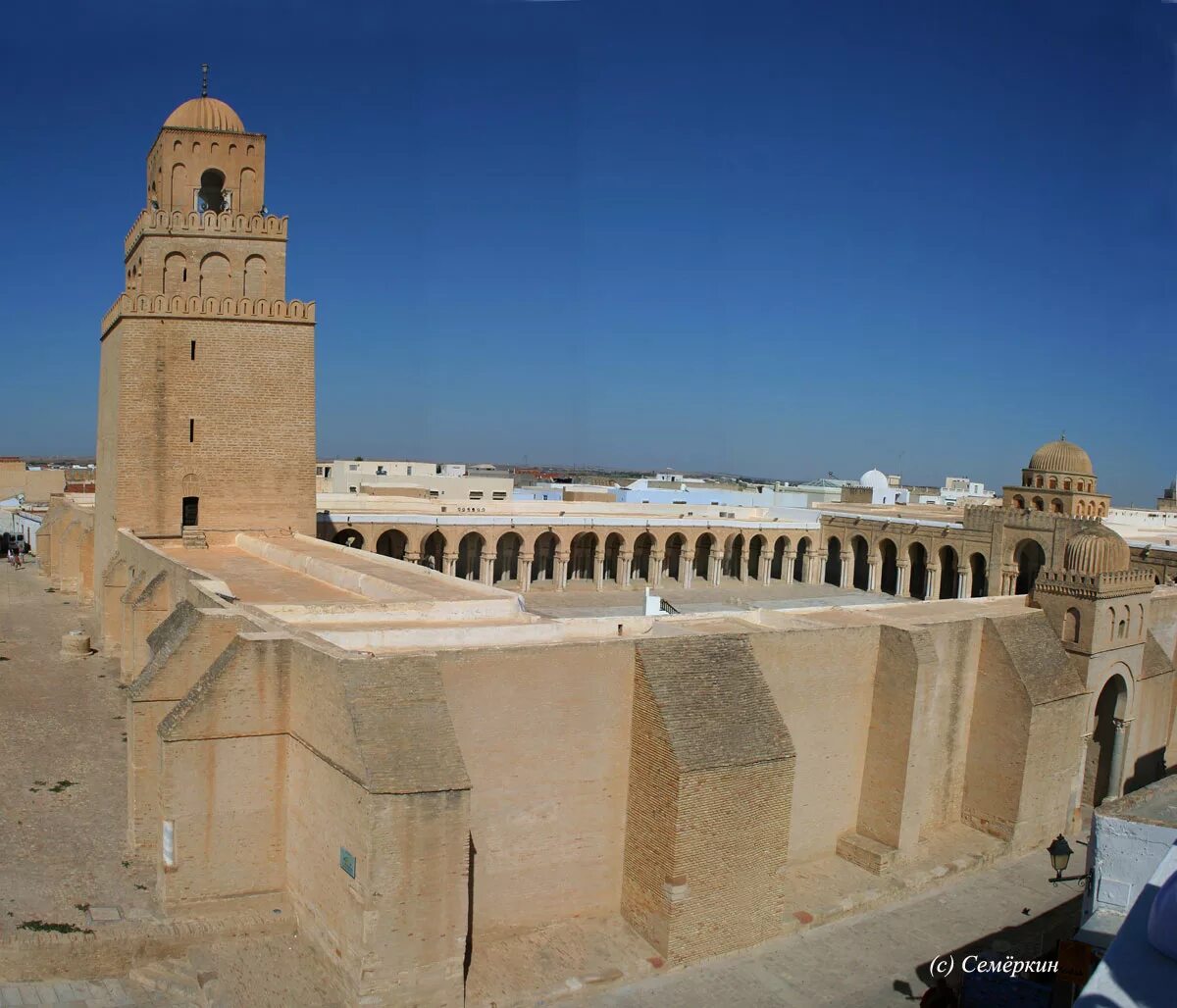 Мечеть в тунисе. Минарет мечети укба тунис кайруан. Минарет мечети в кайруане тунис. Мечети туниса. Тунис мечеть кайруан.