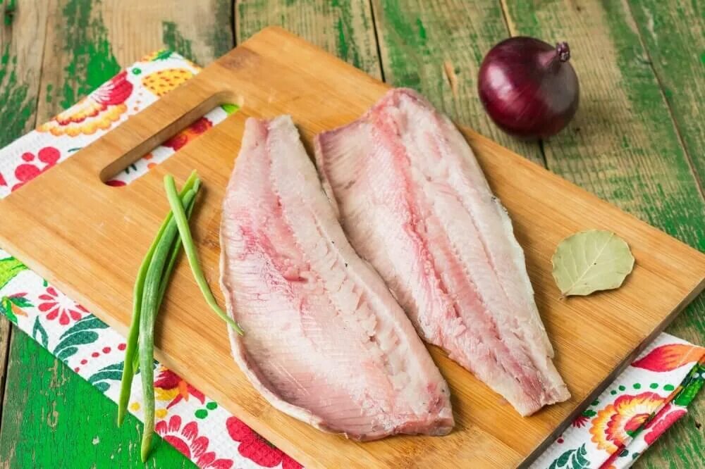 Как сделать филе мягким и сочным. Селедка на доске цельная и кусочки. замариновать селедку филе пошагово.