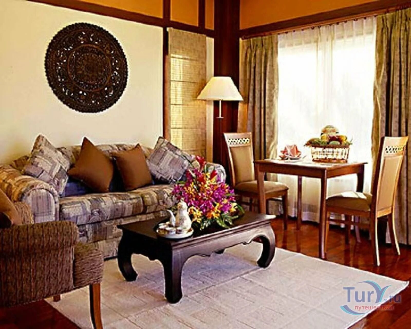 Тайцы квартиры. Тайский стиль в интерьере. Тайский стиль в интерьере гостиной. Гостиная в тайском стиле. Комната в тайском стиле.
