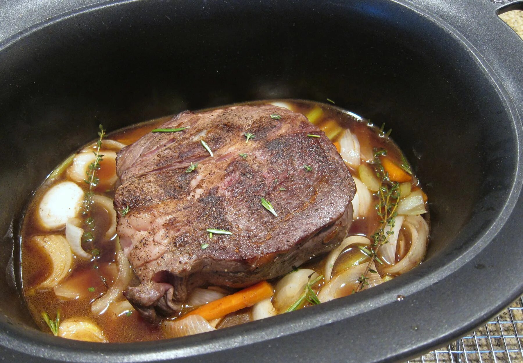 Мясо с подливкой в мультиварке. Тушёная говядина с луком. Ростбиф из говядины. Простой рецепт говядины в мультиварке. Жаркое с мясом.