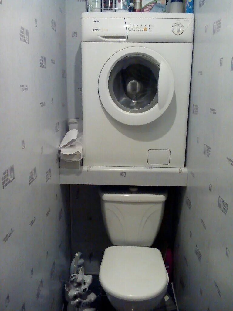 Стиральная машинка в туалете. Стиральная машина над унитазом. Стиральная машина над туалетом. Стиральная машина в тауалелк.