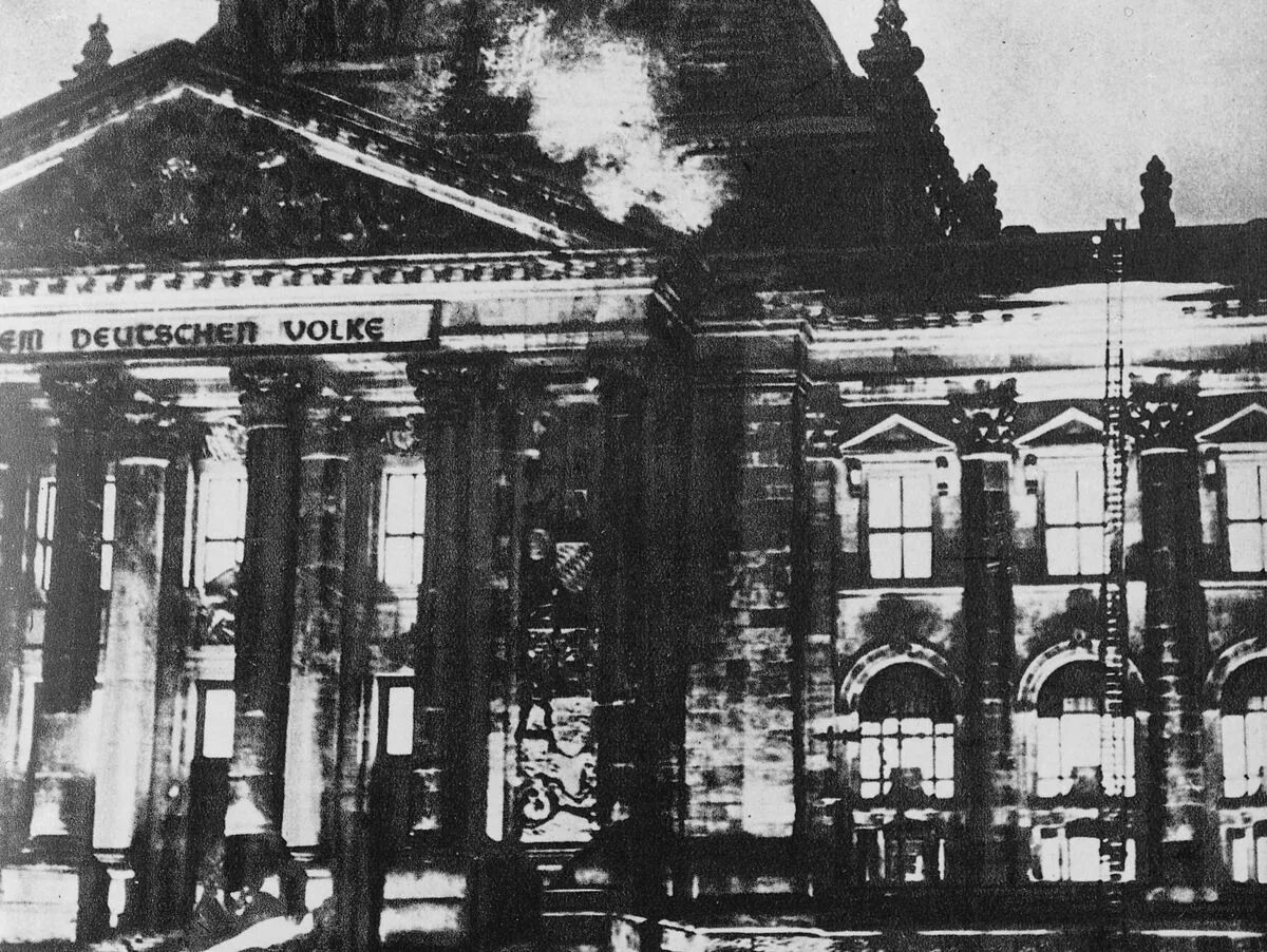Пожар рейхстага в феврале 1933. Берлин рейхстаг 1933. Рейхстаг в огне. Сожженный рейхстаг 1933. Германия 1918 рейхстаг.