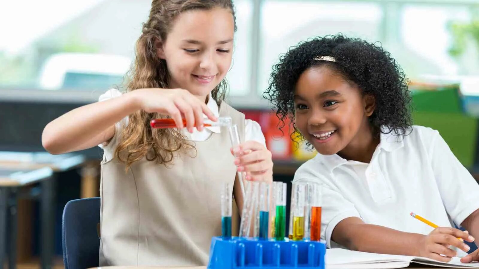 She works in the school. Наука для детей. school science. эксперименты на уроках географии. science students.