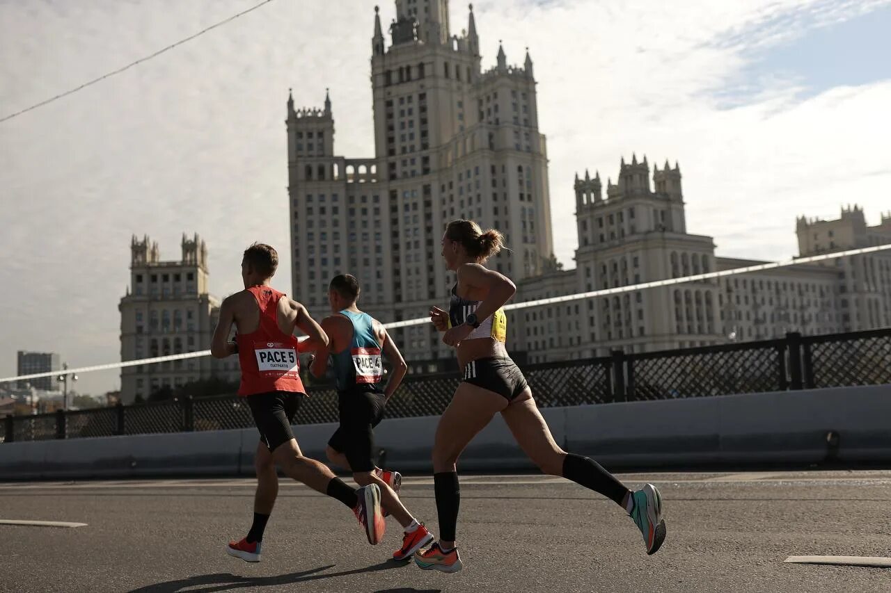 Московский полумарафон 2023. Московский марафон эстафета. Московский марафон 2024. Московский полумарафон 21,1 км. Марафон мгу 2024 результаты