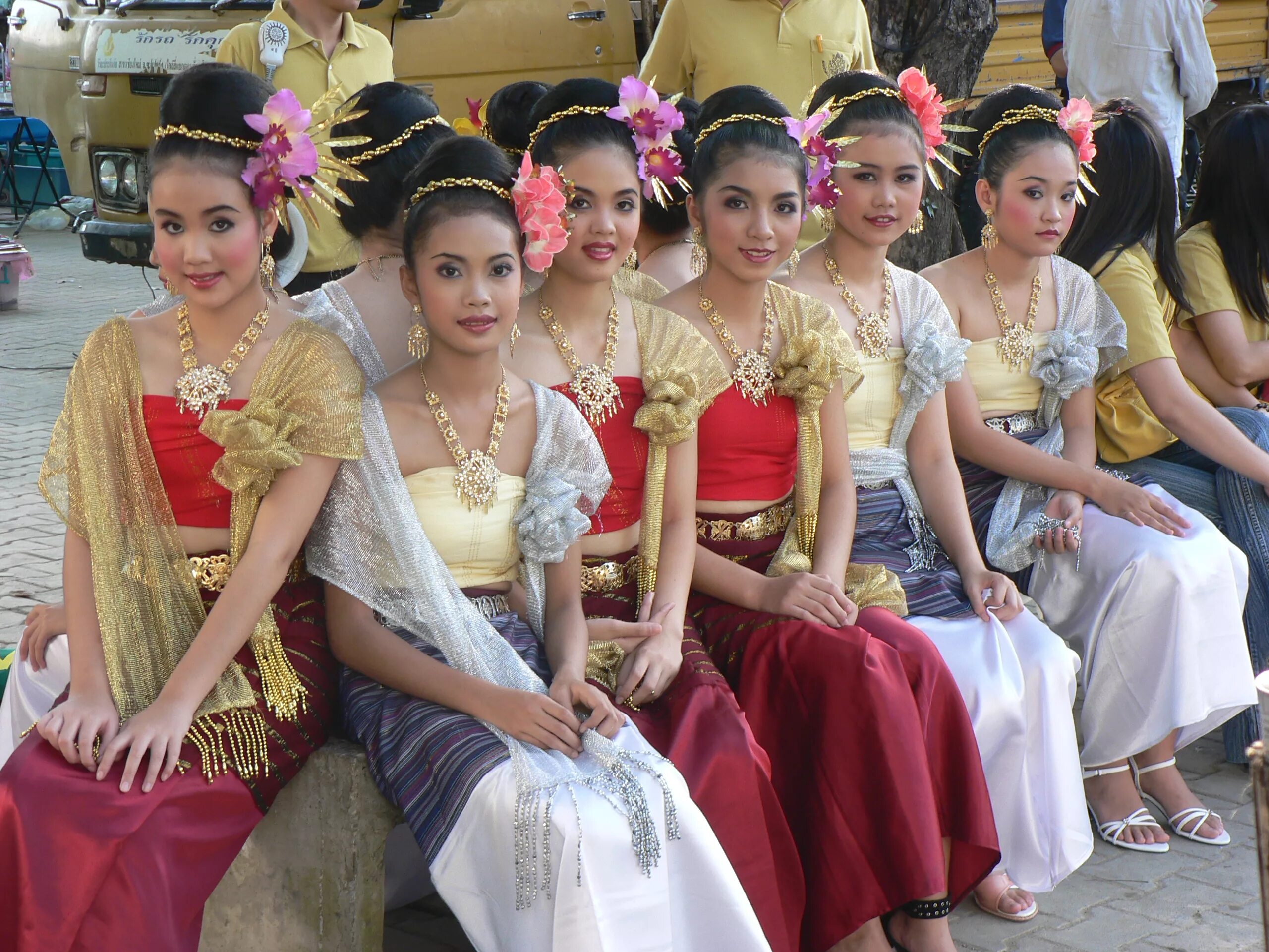 Сколько тайцев. Тайланд традиционный костюм. Национальная одежда Тайланда. Тайская девушка в национальном костюме. Женщины Тайланда.