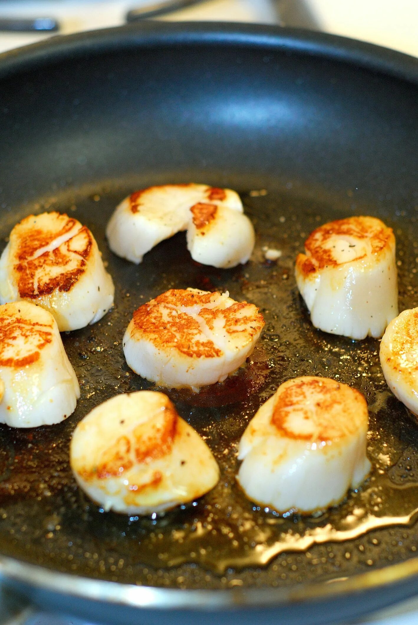 Pan Seared Scallops. Гребешки фламбе. Морской гребешок жареный. Жареные гребешки. Гребешки на сковороде на сливочном масле