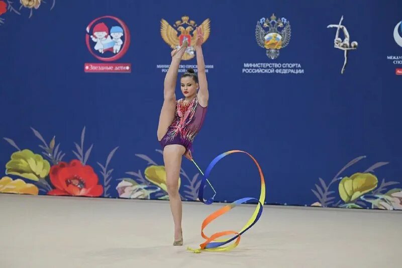 1 место 2015. спортивный пьедестал. первое место на прозрачном фоне. лео месси 7 золотой мяч. первое место пьедестал.