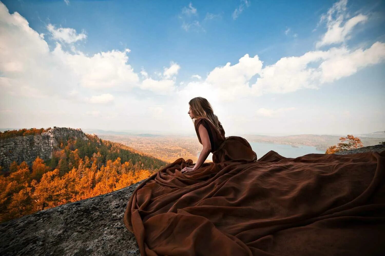 К чему снится красивые длинные. Фотосессия в горах. Девушка среди скал. Девушка в горах осенью. Осень девушка горы.