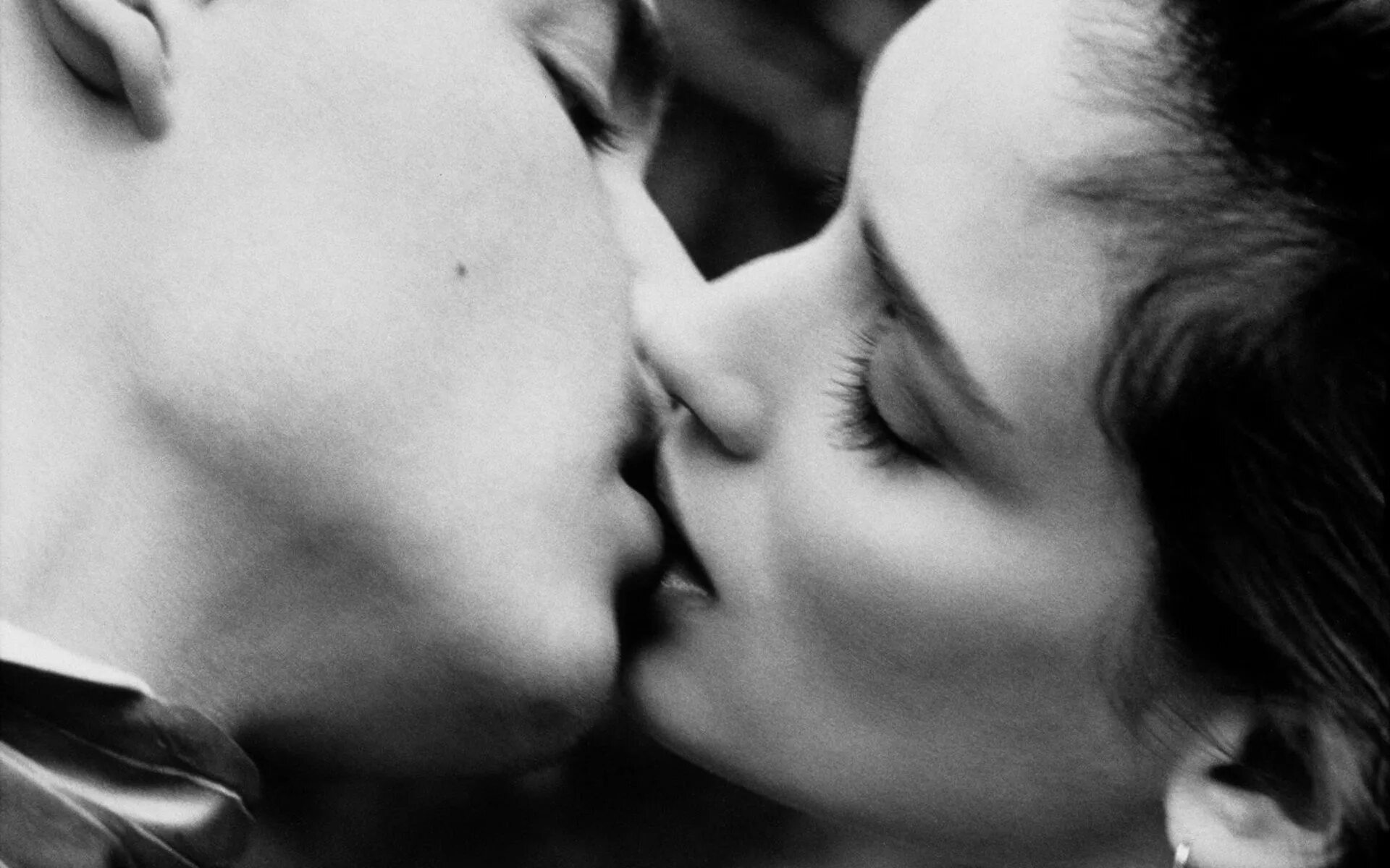 Поцелуи на обои. Нежный поцелуй. Красивый поцелуй. Нежный поцелуй в губы. Любовный поцелуй.