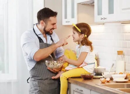Отец и дочь на кухне