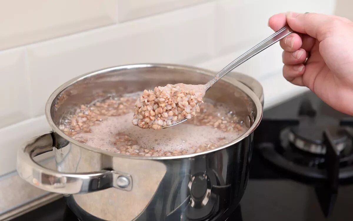 Кастрюля с кашей. Каша на плите. Крупа в кастрюле. Гречка в кастрюле. Гречка отварная столовая ложка