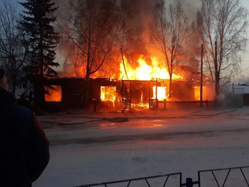 Пожар в Богучанах. Пожар в п.Гремучий Богучанский район. Поселок Красногорьевский пожар. Здание администрации Богучанского района Красноярского края.