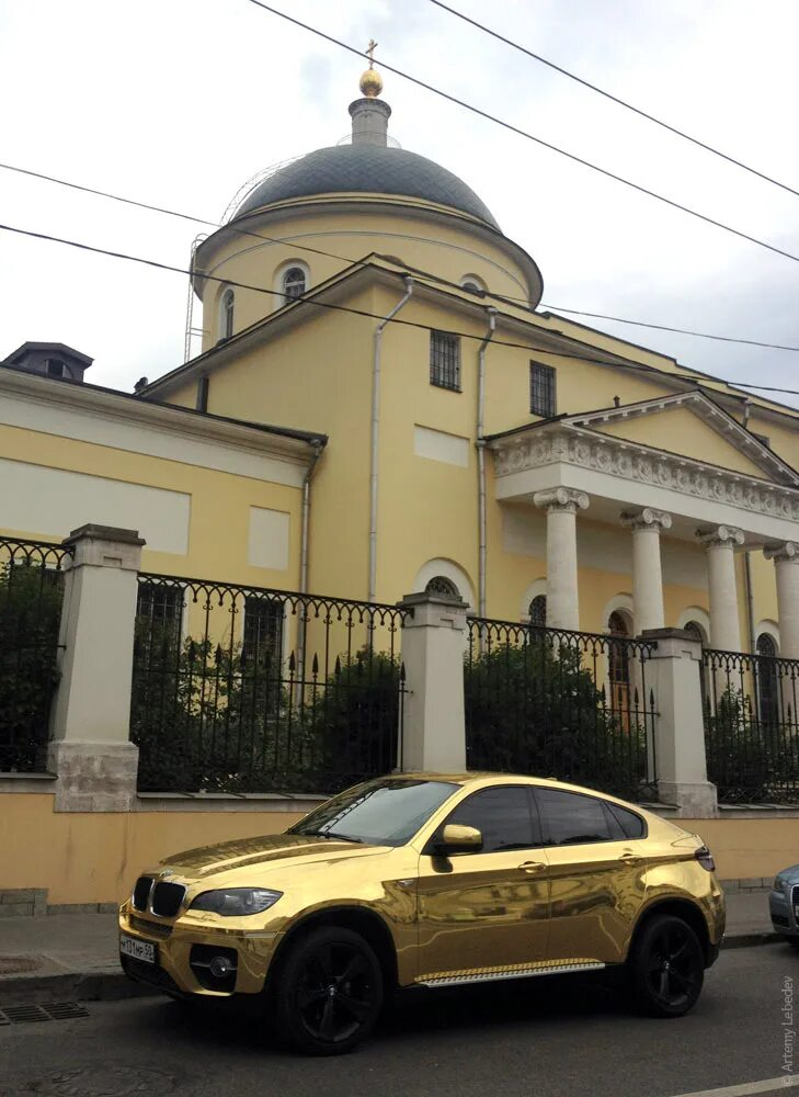 Авто у церкви. Автомобиль церкви. Авто священников. Осветить машину в церкви. Храм из автомобиля.