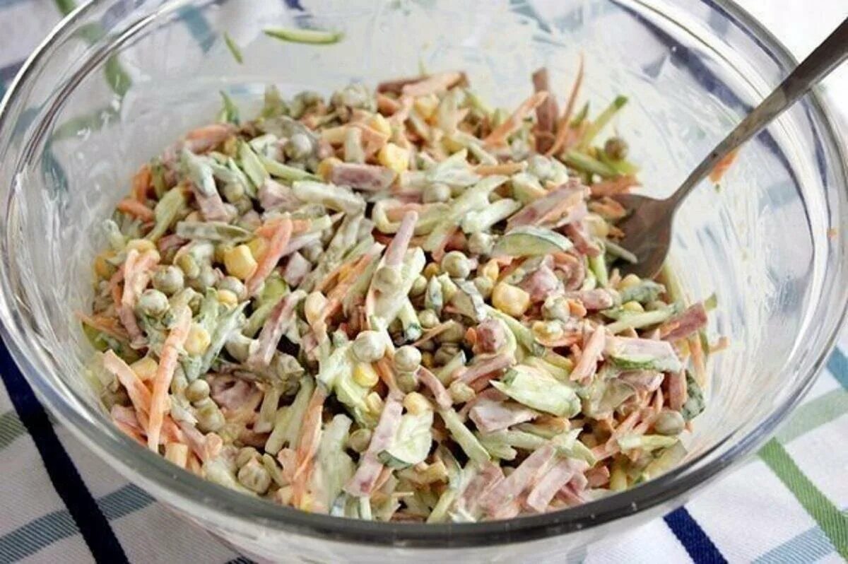 Как приготовить колбаса свежий огурец. Салат капуста огурец горошек. salat salomka. салат соломка. салат соломка с копченой колбасой.