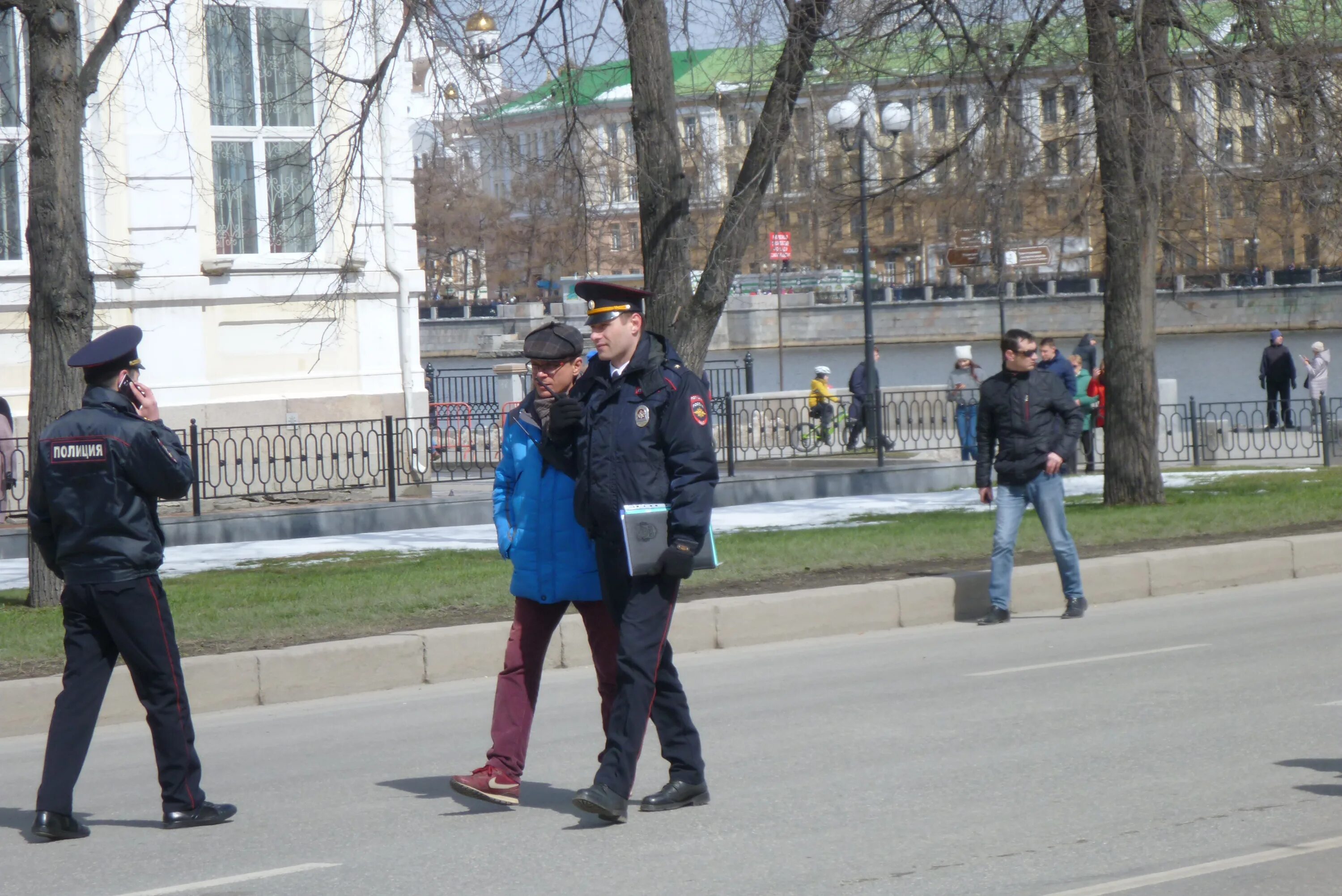 Полиция без цензуры. Полицейские первое мая. Полиции на Первомае. Полицейские перед начальником. Полицейский с коробкой.