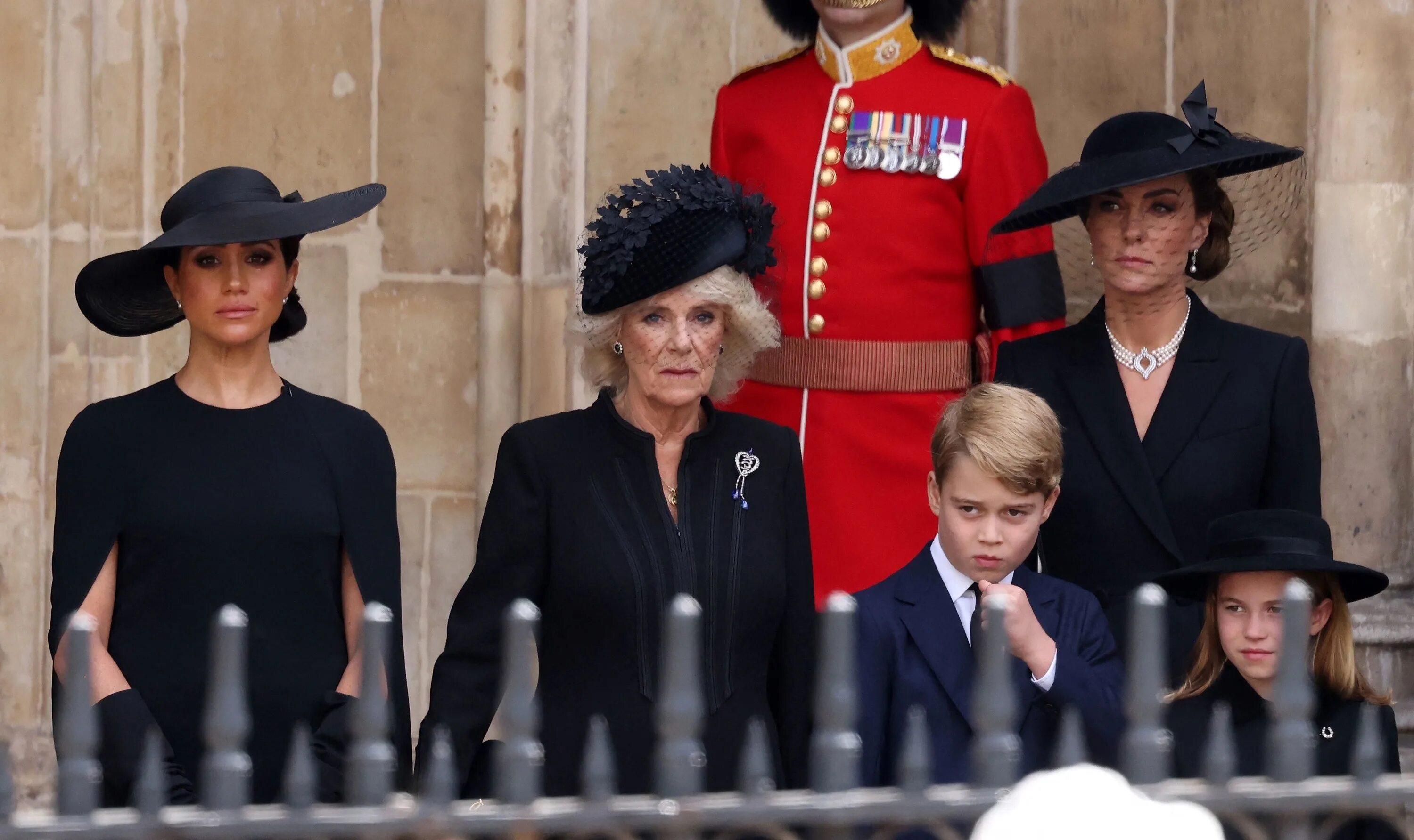 Что случилось в королевской семье. Похороны королевы Елизаветы 2 Кейт Мидлтон. Кейт Миддлтон принцессы Великобритании. Меган Маркл и Королевская семья.