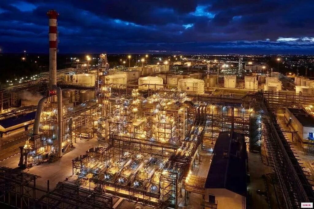Самый крупный нефтеперерабатывающий завод. Нефтеперерабатывающий завод ярославль. завод нпз ярославль. нпз ярославль ночью. нефтеперерабатывающий завод ярославль ночью.