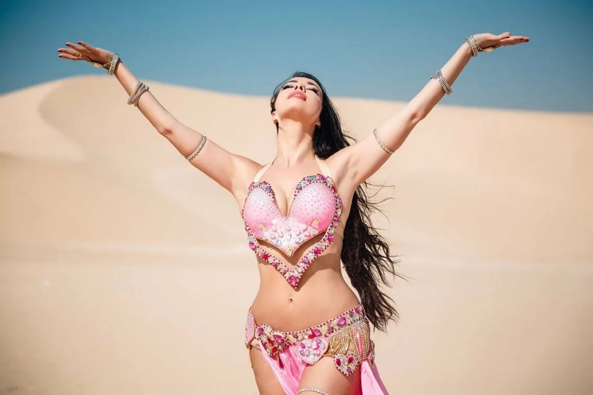 Новые арабские песни. Восточные танцы в арабских Эмиратах. Красивые восточные женщины. Арабские клипы. Восточные клипы.