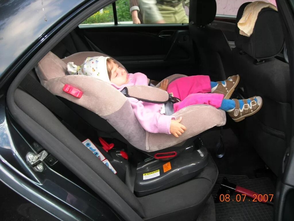 Положение ребенка полулежа. Поза полусидя. Позы для кормления. Позиционер для младенцев snoozzz. Stokke izi go x1 by besafe.