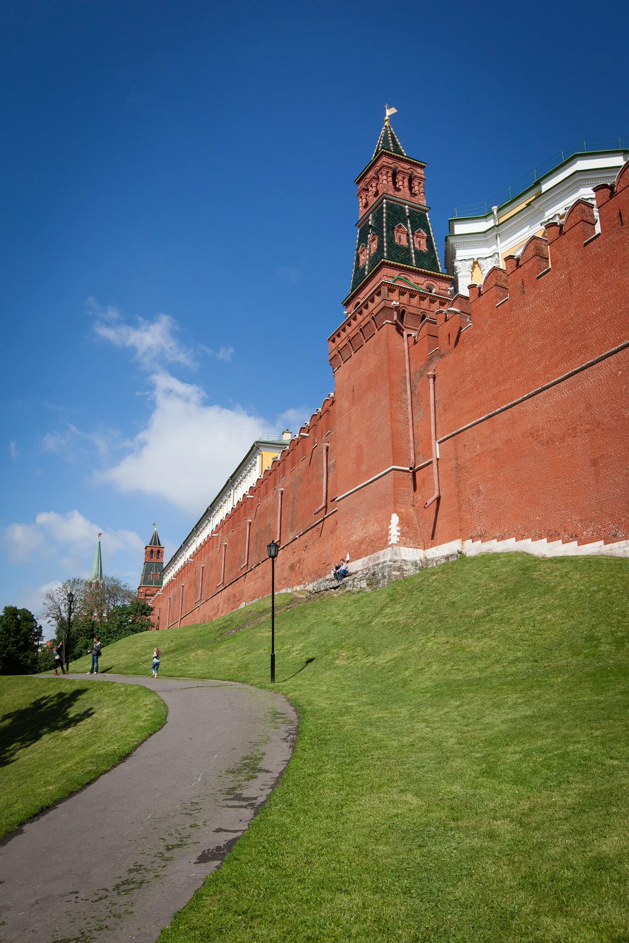 Кремлевская горка. Москва Александровский сад Кремлевская стена. Башня Кремля Александровский сад. Александровский сад у кремлевской стены. Троицкая башня башни Московского Кремля.