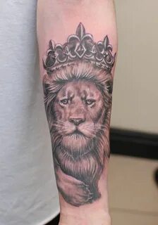 Тату лев с короной