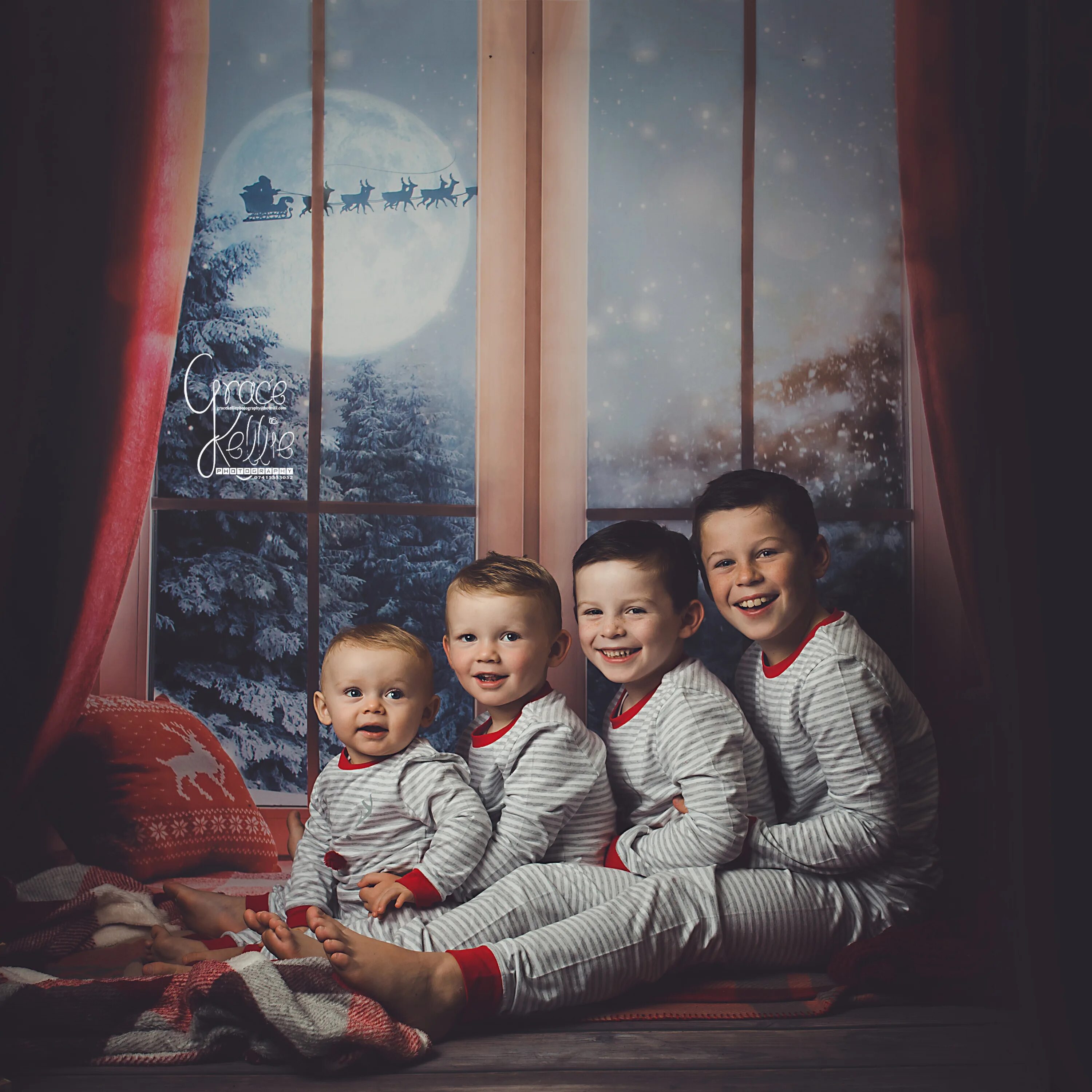 Счастливая многодетная семья. Четверых сыновей. Четверых сыновей. Четыре сына. Фотосессия многодетной семьи.