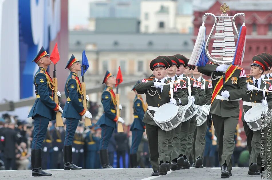 Военный оркестр день Победы парад 9 мая. Парад Победы 2011 в Москве. Парад Победы ветераны маршируют красная площадь. Парад 2011 на красной площади. 9 мая 2011