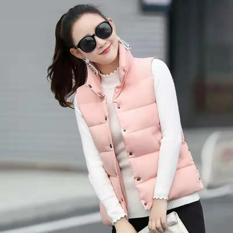 Жилет весенний женский. Юникло жилетка женская. Куртка безрукавка женская. Жилетка балониевая женская 2022. Жилет на весну женский.