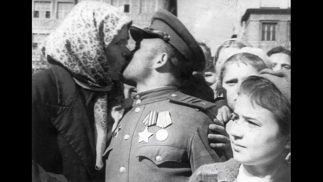 День Победы 1945. Вернулся с войны. Встреча солдата с войны. Встреча после войны. Видео с фронта россии