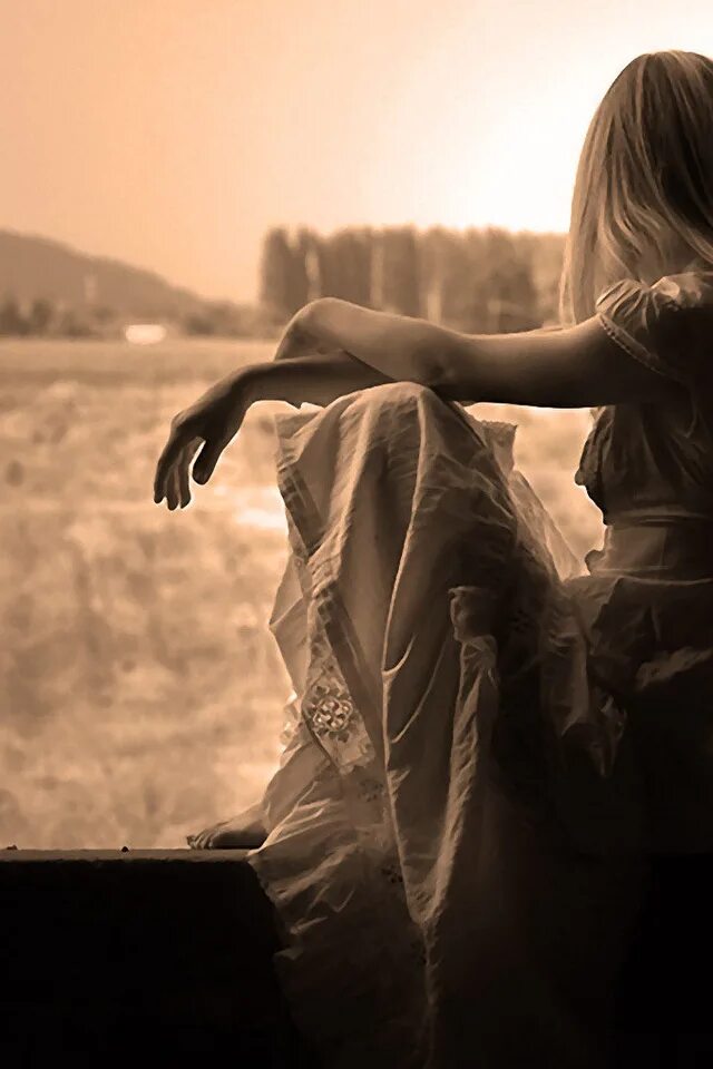 женщина на фоне неба. спина человека девушки. портрет на закате. женское лицо в тени. девушка спиной у дороги.