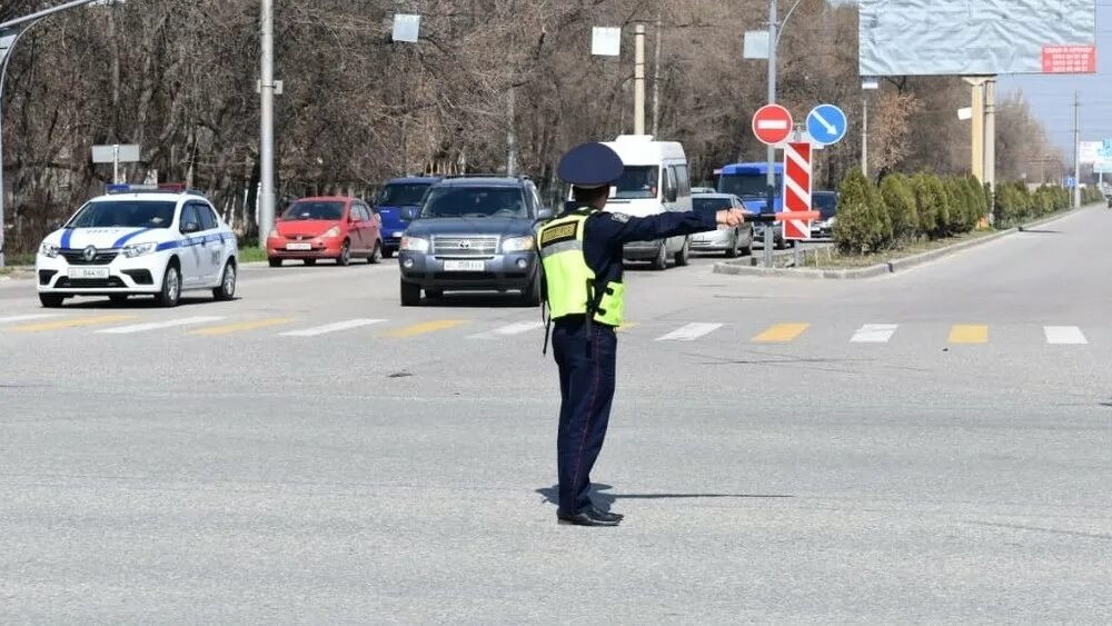 Полиция Киргизии. Апрельские движения. Фото полиции на улице. Бишкек улицы.