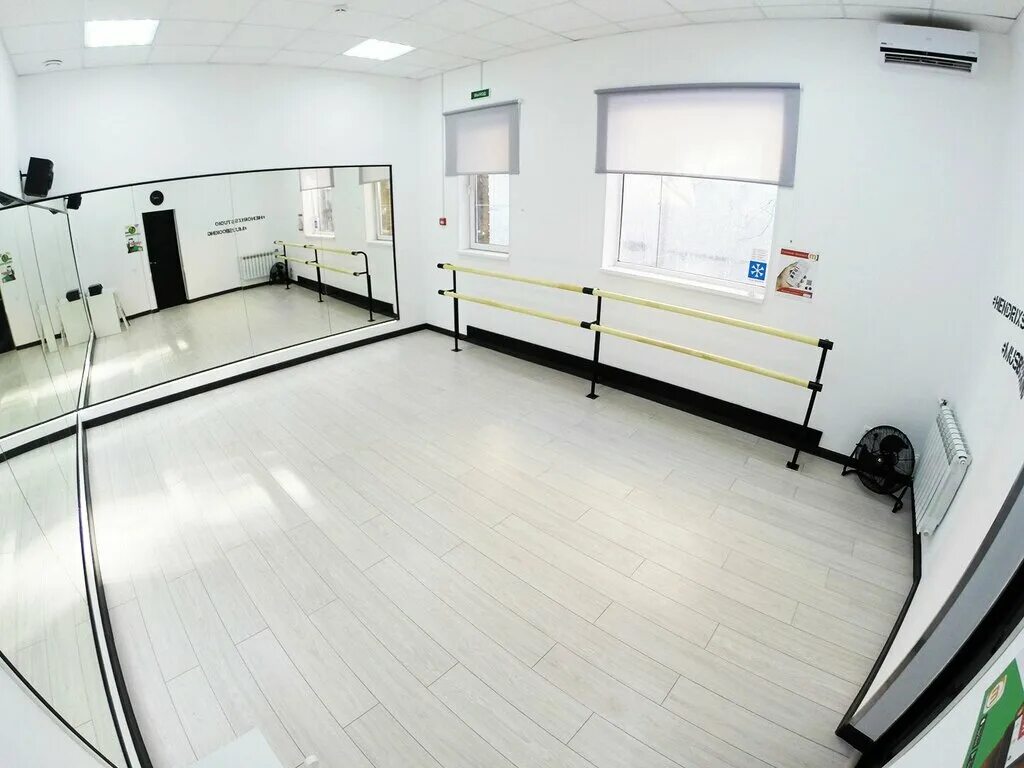 Зал для танцев 70 кв м. Танцевальный зал в аренду москва. Танцевальный зал. Хореографический зал. Снять танцевальную студию.