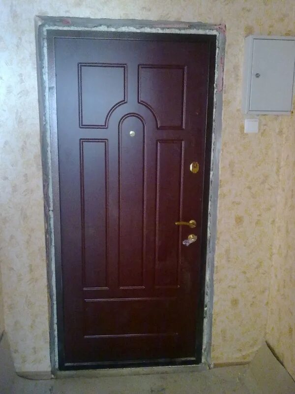 Квартирная дверь. Установленная входная дверь в квартиру. Двери квартирные металлические. Монтаж входной двери.